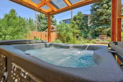 Image de Comfortable Family Home with hot tub! sleeps 8