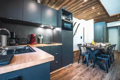 Image de 100m du centre station, 2ème étage, balcon, télévision, casier à ski, 46m², Tignes