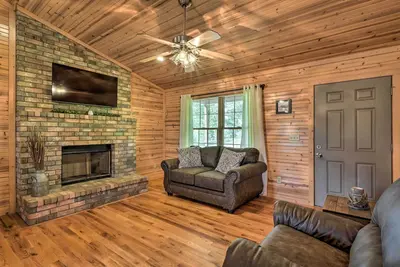 Image de Quiet & Cozy Omaha Cabin ~ 20 Mi to Branson!