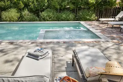 Image de Five Oaks ~ Family Ranch House with Pool. Walk to Town