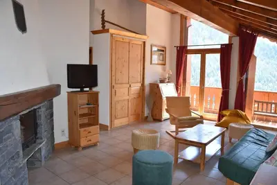 Image de À 100m des pistes de ski, 8ème étage, balcon, cheminée ou poêle à bois, télévision, casier à ski