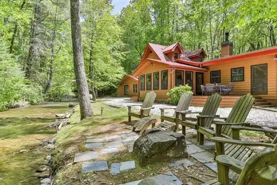Image de Go With The Flow-Creek front, only 10 mins to downtown Ellijay\/ Minimum Age Requ