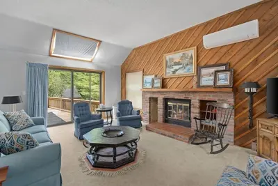 Image de Spacious Townhome-1 Mi. from Mt Snow w/ Fireplace!