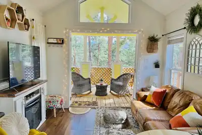 Image de Sunny Treetop Tiny Home! Beautiful Pikes Peak View!