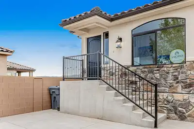 Image de Scenic desert retreat with private pool, balcony & central Ac