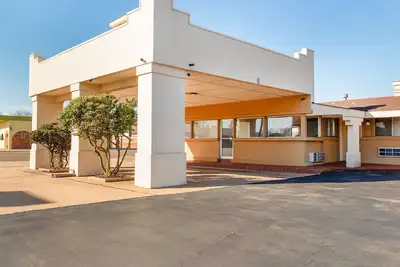 Image de Prime Location! Near National Route 66 Museum, Free Parking, 2 Comfortable Units