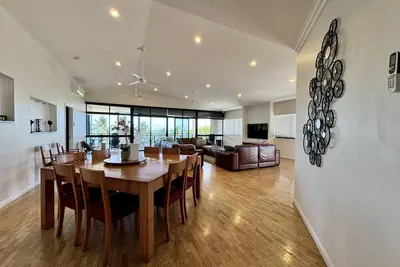 Image de Spectacular Beachfront Penthouse 5/103 The Strand - Executive Beachfront Penthouse  on The Strand