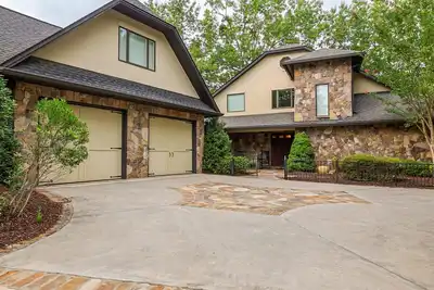 Image de Hideaway Manor - Luxury Home w/Hot Tub just Minutes Away from Downtown Helen