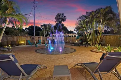 Image de Luxurious Outdoor Oasis - Spectacular Courtyard!