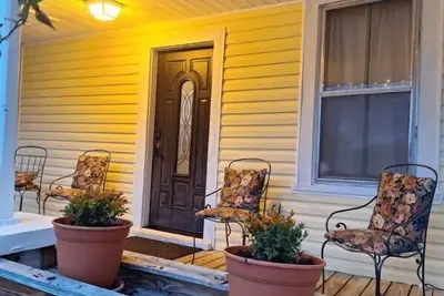 Image de Yellow Doll House near Ut & downtown Knoxville.