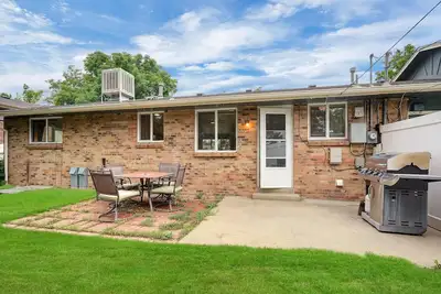 Image de Large 2 bedroom home with Huge Yard * Easy Access