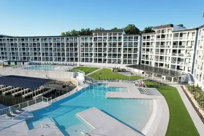 Image de Highly-Upgraded Topsider 3-Suite Walk-In Unit Nearby Elevator 36-48' Boat Slips!