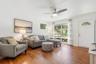 Image de Peaceful, Central 4bd with Carport and 65\" Tv!