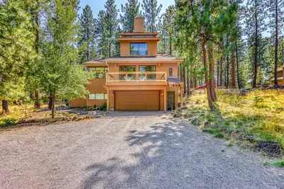 Image de Dog-friendly home with grill, deck, firepit, balcony, & mountain view