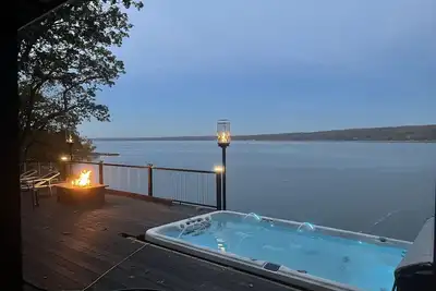 Image de Secluded Lakefront Home! Newly renovated fan favorite in top location!