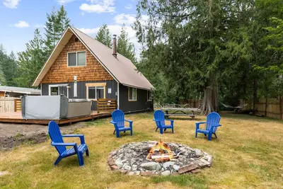 Image de Millie's charming pet friendly cabin w\/ wifi, fenced yard by hikes & Stevens Pass