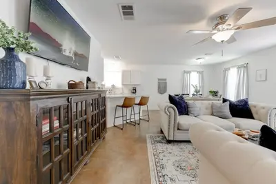 Image de Pet/Kid Friendly! Farmhouse Charmer! 20 mins to Dt Austin!