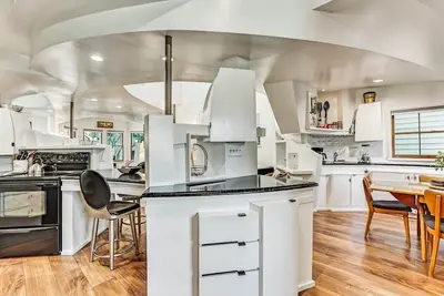 Image de Artistic Executive Rental in Historic Savannah, Heated Pool Access by Southern Belle Savannah