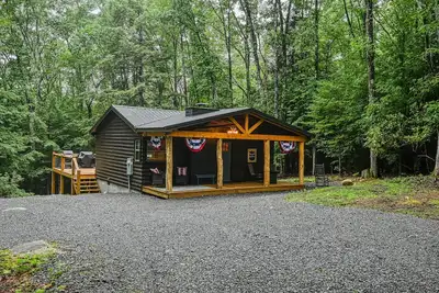 Image de Private cabin with outdoor dining and fireplace