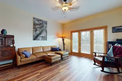Image de Luxury Condo | Close to Lifts | The Grande 117