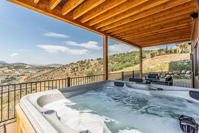 Image de Unbelievable Views-Private HotTub/Gym/FirePit/Games-Decks-Garage-Modern w/4 en Suites-Grill-DogsOK