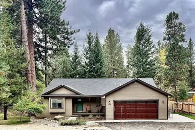 Image de Mountain Air & Comfort | Lovely Backyard Amongst the Pines w/ Bbq & Covered Patio