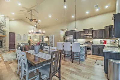 Image de Townhome in Gated Community < 3 Mi to 2 Lakes!
