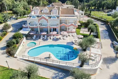 Image de Appartement de vacances à Saint Nicholas Beach avec vue sur la mer, piscine partagée et Wi-Fi.