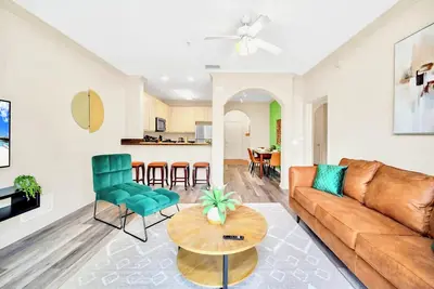Image de Upstay - Condo w Hot Tub and Pool - Near Disney!