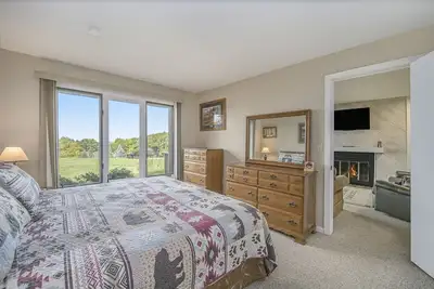 Image de Lake Bellaire Sunset Views | Cozy 1 Bed Condo near Lakeview Hotel