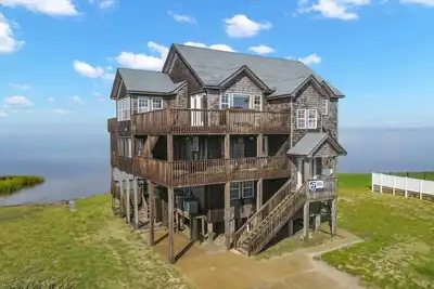 Image de Summer Savings - Soundfront with Pool, Hot Tub, and Private Windsurfing Access