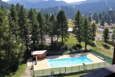 Pied des pistes de ski, 5ème étage, vue pistes de ski, piscine, balcon, télévision, casier à ski