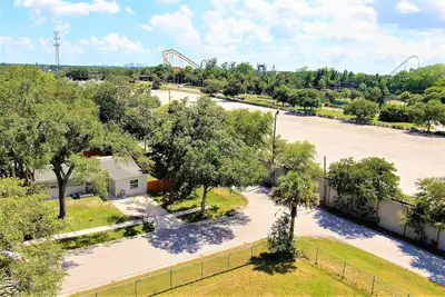 Image de Awalk away from Busch Gardens and Adventure Island