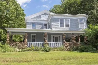 Image de Remodeled spacious 2 Br near downtown with yard and wrap around porch
