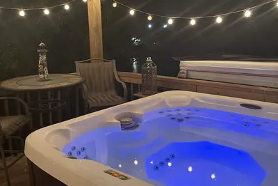 Image de Luxury private suite hot tub & game room w/ full kit, King Bed
