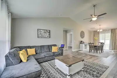 Image de 3 Mi to Golf: Loris Home w\/ Big Private Yard!