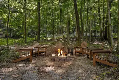 Image de Modern decor, Hot Tub, Fire Pit, Grill, & Games