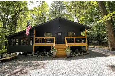Image de Saturdays Cabin, Hot Tub, Hammock, Gas Firepit