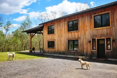 Image de Modern Barn-Style Getaway Sleeps 10 Dog-Friendly