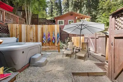 Image de Salmon House is incredibly family-friendly! Hot tub! Games! Walk to River! Woof!