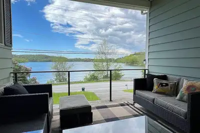 Image de Lakefront Sunset Views 3 bed 2 bath w/ Private Lake Access