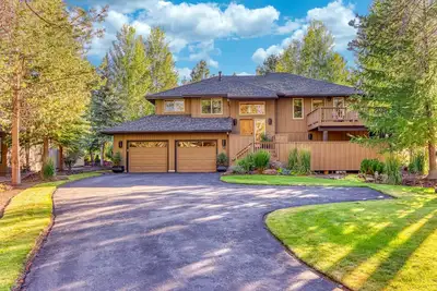 Image de Lovely home with pool, hot tub, sauna, balcony, & washer/dryer