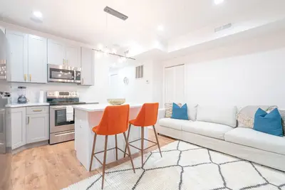 Image de Luxury and Bright Remodeled Suite! Close to dwntn, airport & restaurants. Quiet!