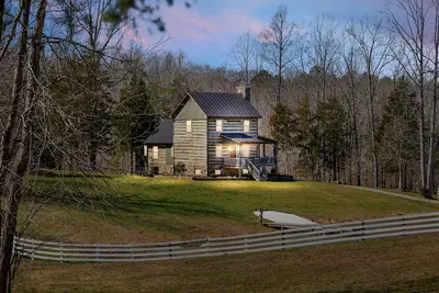 Image de Rustic Luxury Near Charlottesville & Wineries/Sauna - A Historic Cabin Retreat