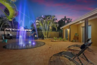 Image de Resort-Style Coastal Villa - Luxurious Courtyard - Splash Pad, Fire Pit, and More!