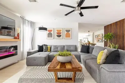 New! Accentuated Mid-Century Modern Design 4br/3ba