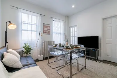 Image de Spacious 4 Br Den in the Heart of the East Village