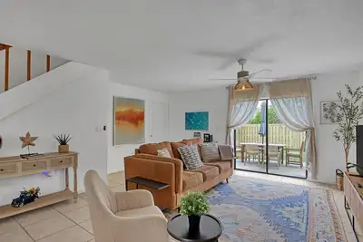 Image de Stylish & Comfy Townhome Walking Distance to Beach