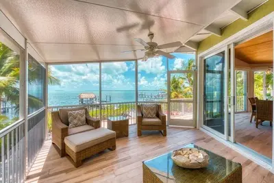 Image de Breathtaking 3 Bedroom Bay Front Home