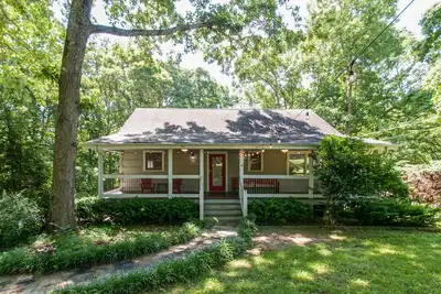 Image de Cheerful 3 Bedroom Cabin in the Trees with 2 Kings